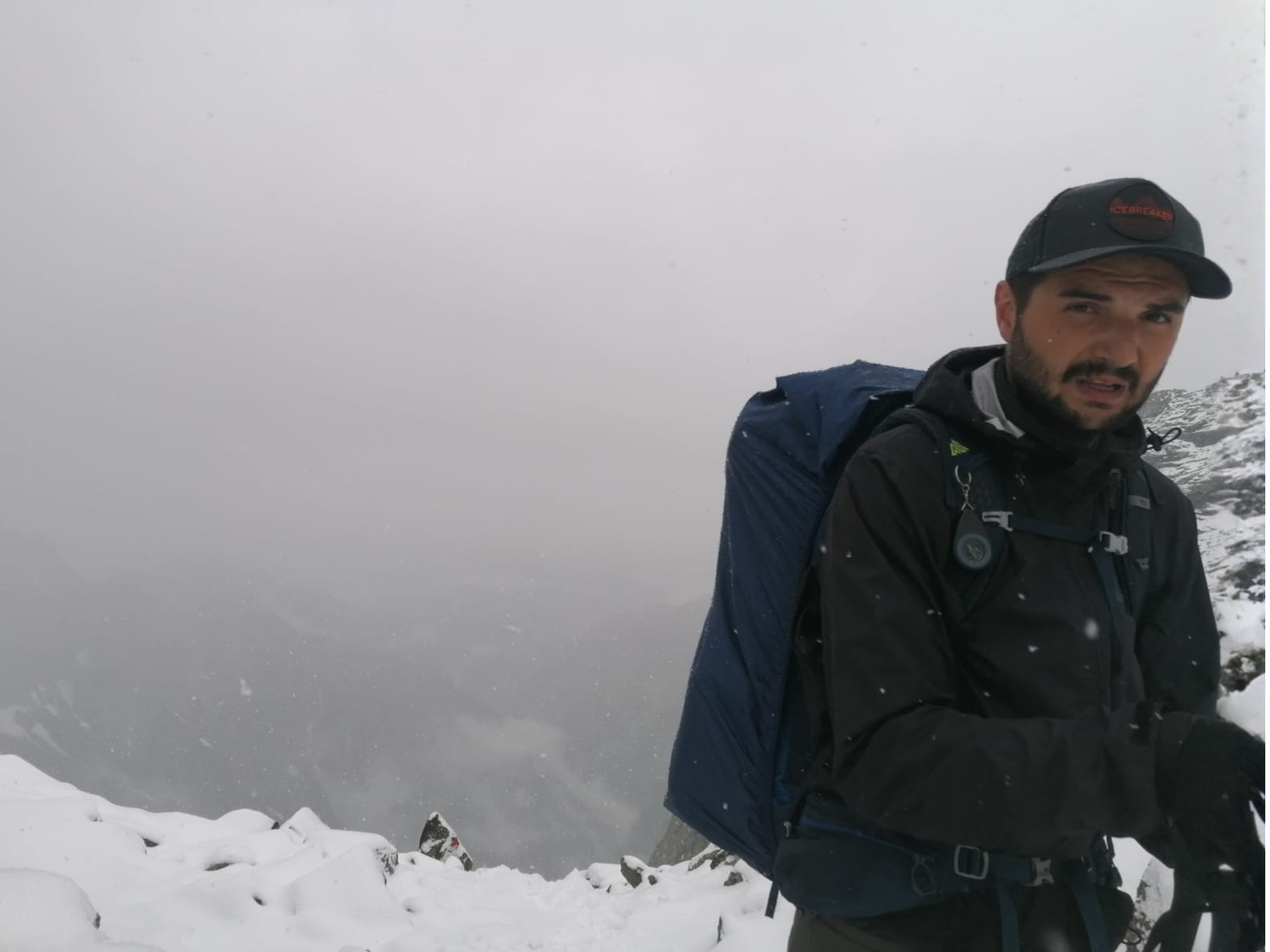 Wanderer auf einer Alpenüberquerung im Schnee