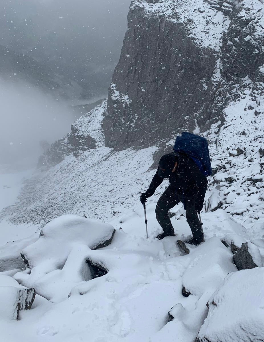 Wanderer auf einer Alpenüberquerung im Schnee